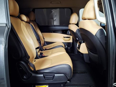 Used 2023 Kia Carnival EX FWD image 11