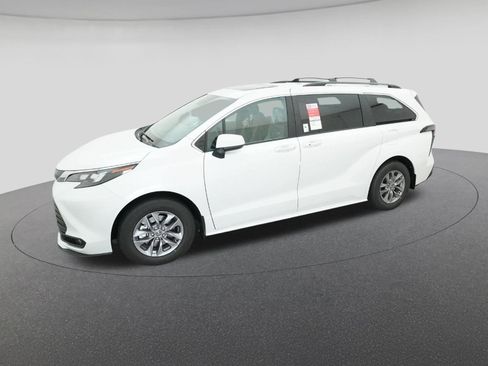 New 2026 Toyota Sienna XLE FWD image 2