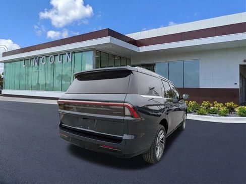 New 2026 Lincoln Navigator Reserve image 2