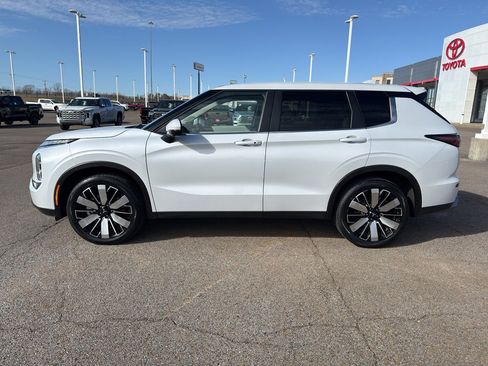 Used 2025 Mitsubishi Outlander SE image 2