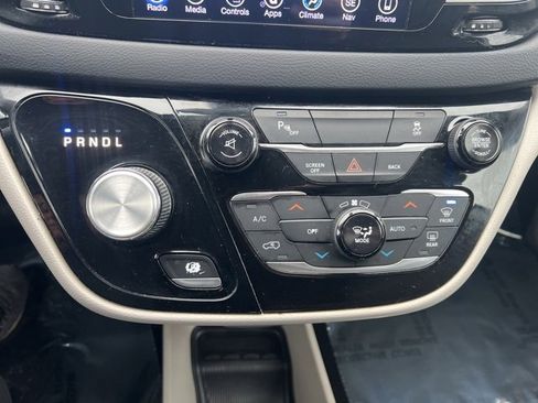 Used 2017 Chrysler Pacifica Touring-L image 12