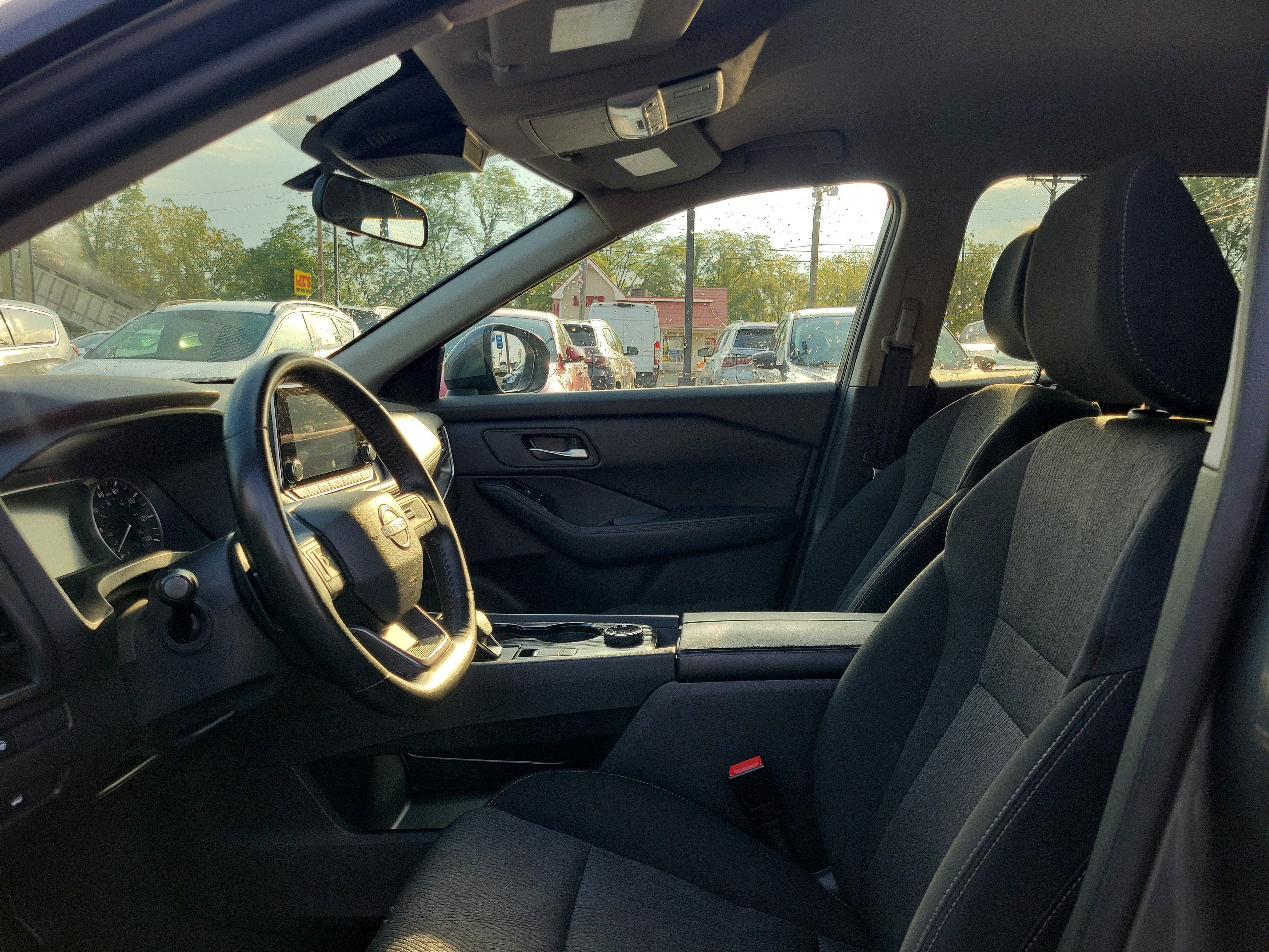 Used 2025 Nissan Rogue SV AWD/4WD image 15