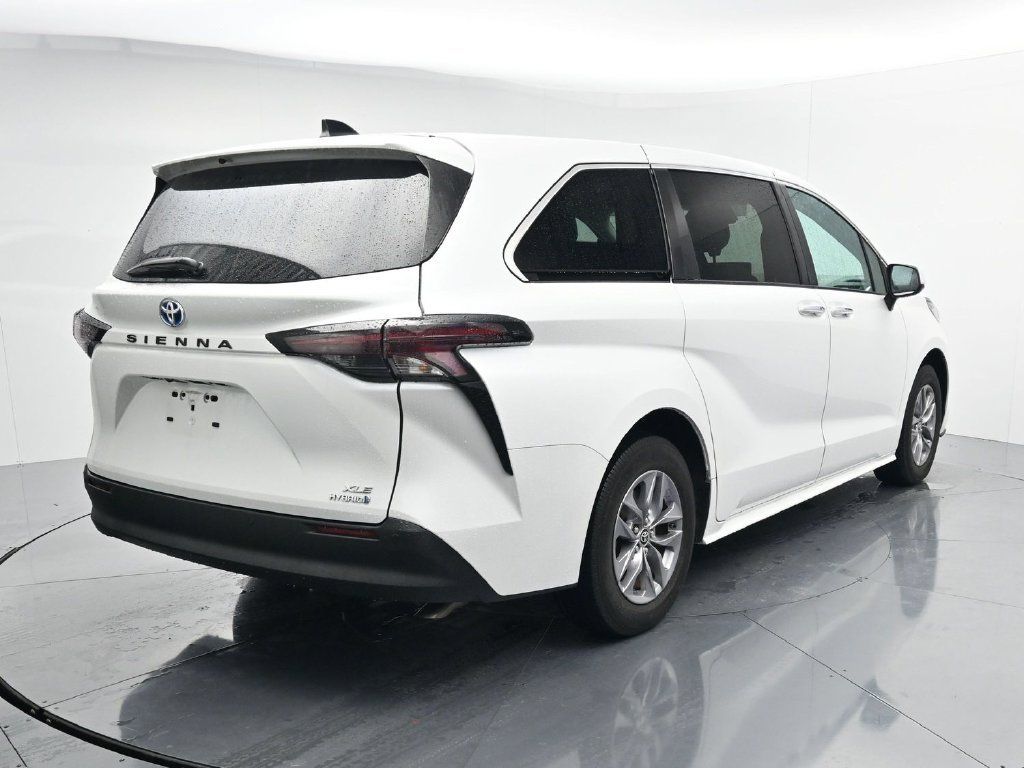 Used 2024 Toyota Sienna XLE FWD image 7