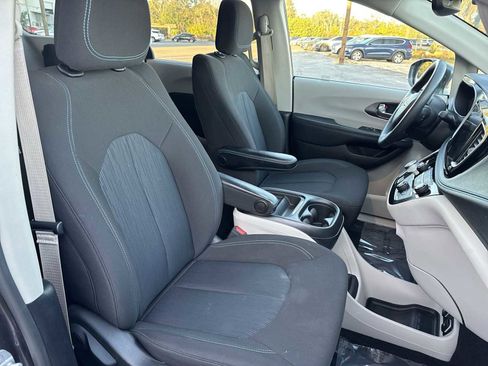 Used 2021 Chrysler Pacifica Touring image 18