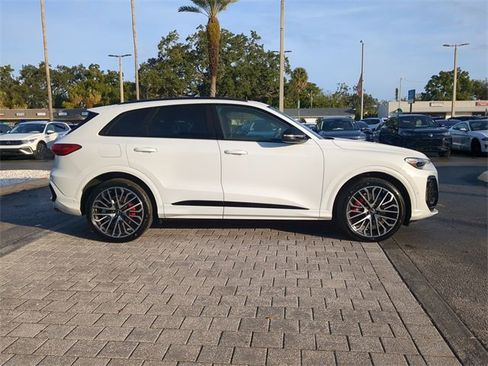 Used 2025 Audi SQ5 Prestige w/ Prestige Package image 3