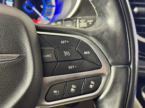 Used 2022 Chrysler Pacifica Touring-L w/ Uconnect Theater Family Group FWD image 17