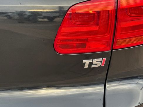 Used 2017 Volkswagen Tiguan S image 33