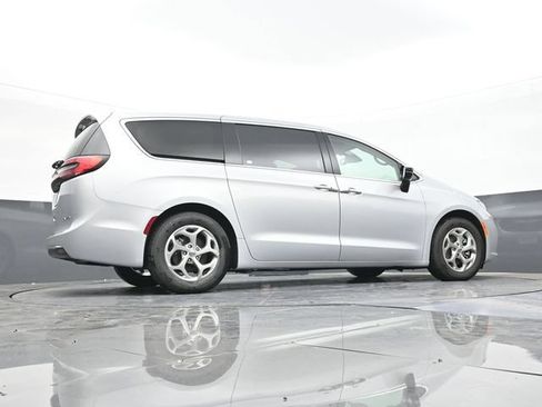 Used 2024 Chrysler Pacifica Limited FWD image 46