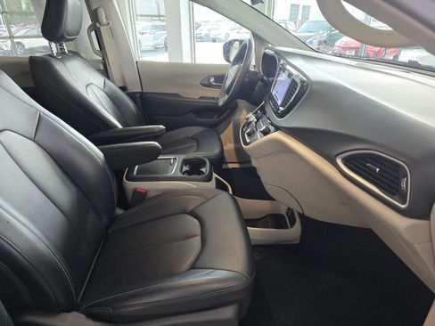 Used 2024 Chrysler Pacifica Touring-L image 43