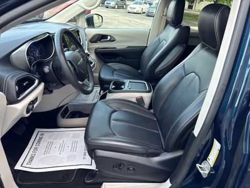 Used 2023 Chrysler Pacifica Touring-L AWD/4WD image 16