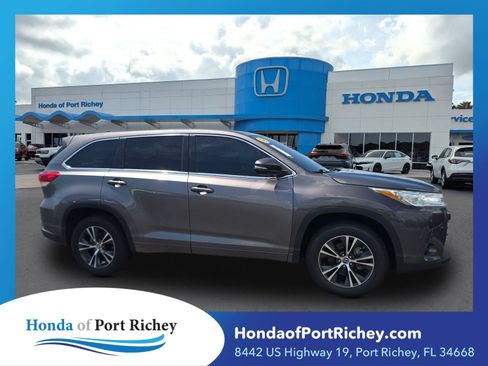Used 2018 Toyota Highlander Plus FWD image 1