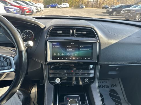 Used 2017 Jaguar F-PACE S image 24