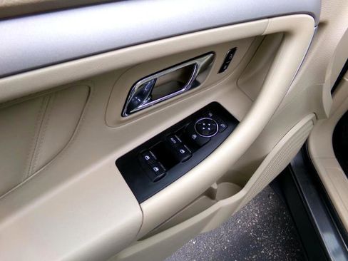 Used 2018 Ford Taurus SE image 10