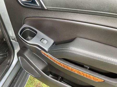 Used 2018 Chevrolet Suburban Premier RWD image 28
