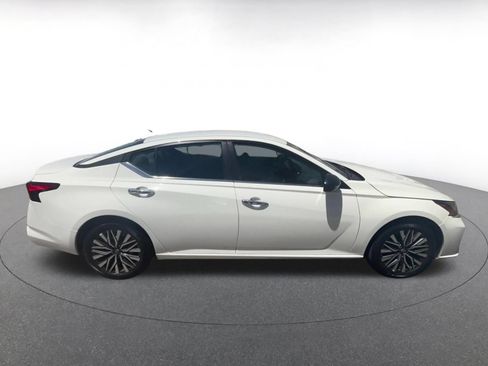 Used 2025 Nissan Altima 2.5 SV FWD image 16