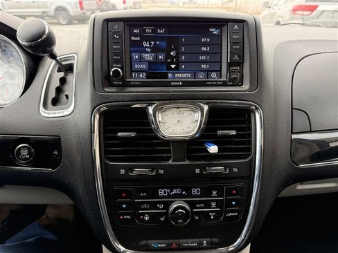 Used 2014 Chrysler Town & Country Touring-L image 10