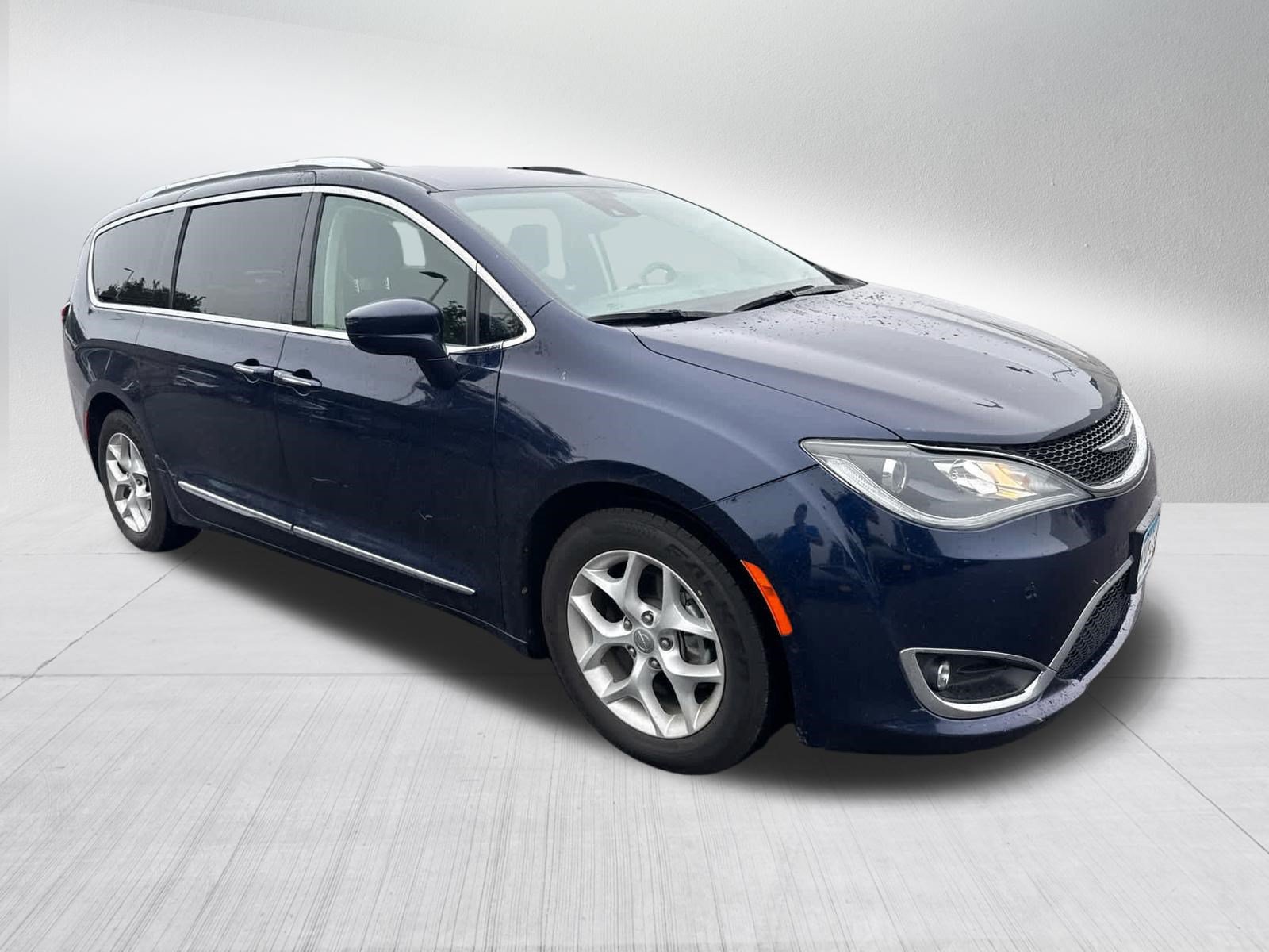 Used 2017 Chrysler Pacifica Touring-L Plus w/ Advanced Safetytec Group FWD image 3
