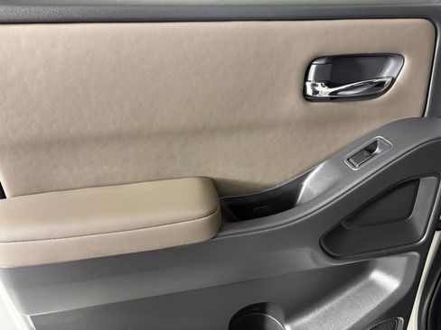 Used 2023 Nissan Frontier SV w/ Technology Package image 32