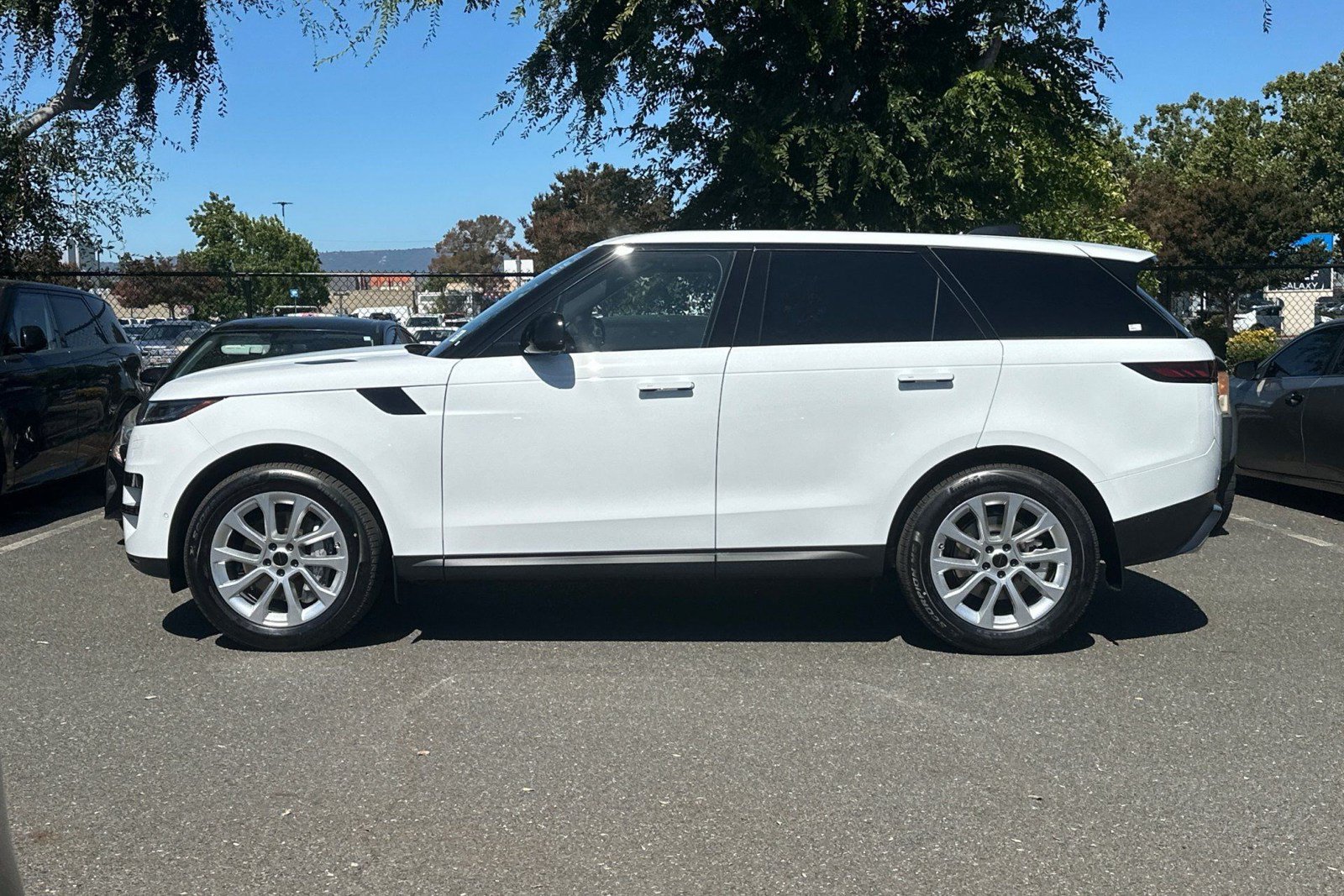 New 2026 Land Rover Range Rover Sport SE AWD/4WD image 2