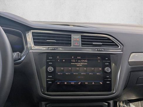 Used 2024 Volkswagen Tiguan SE w/ Panoramic Sunroof Package FWD image 12