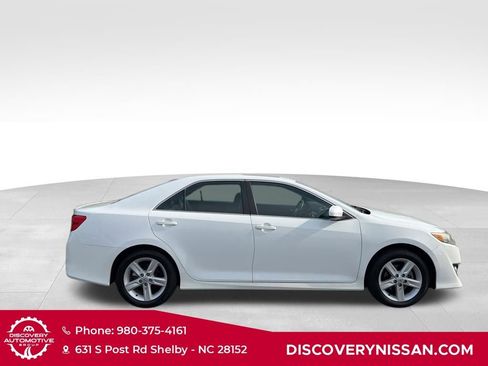 Used 2014 Toyota Camry SE w/ Moonroof Package FWD image 5