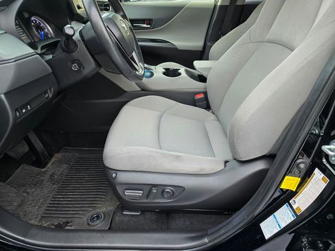 Used 2022 Toyota Venza LE image 23