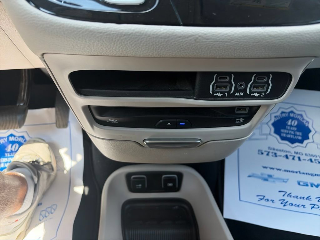 Used 2021 Chrysler Pacifica Touring-L w/ Uconnect Theater Family Group FWD image 24