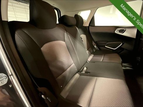 Used 2025 Kia Soul LX w/ LX Technology Package FWD image 32