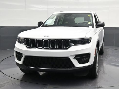Used 2023 Jeep Grand Cherokee Laredo AWD/4WD image 6