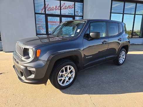 Used 2023 Jeep Renegade Latitude AWD/4WD image 3