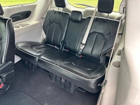 Used 2023 Chrysler Pacifica Limited FWD image 46
