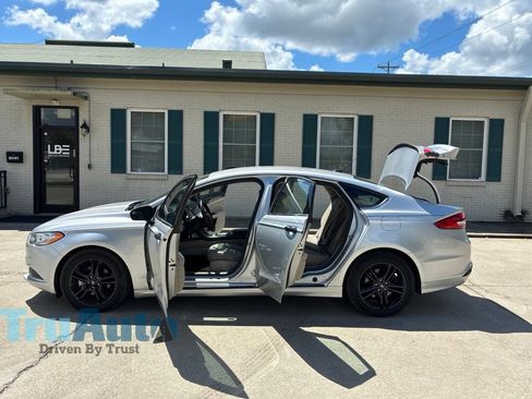 Used 2018 Ford Fusion SE w/ Fusion SE Technology Package FWD image 14