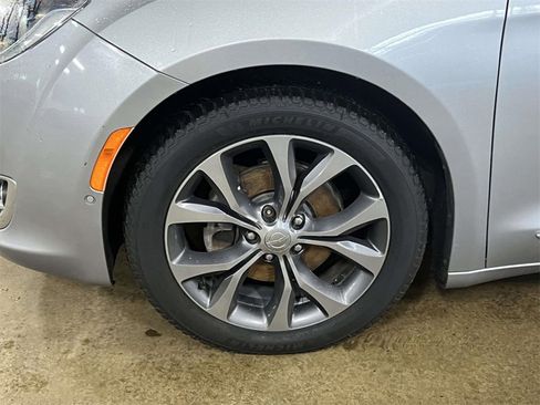 Used 2017 Chrysler Pacifica Limited w/ Advanced Safetytec Group image 8