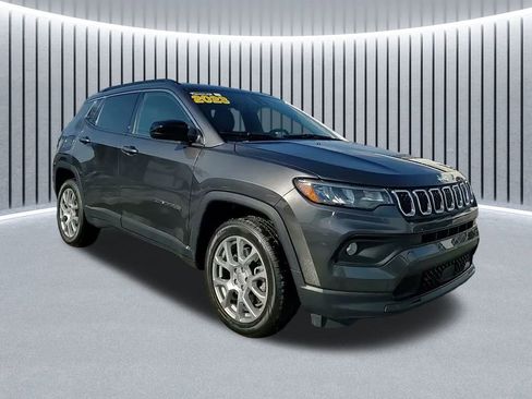 Used 2023 Jeep Compass Latitude image 2