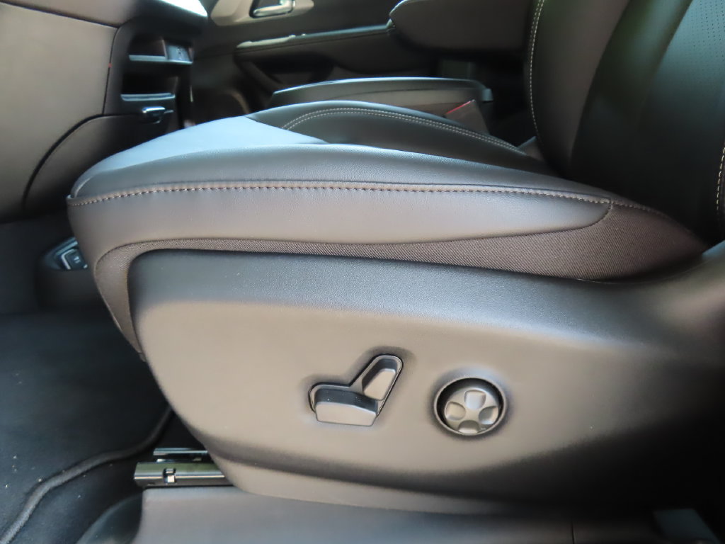 New 2027 Chrysler Pacifica Select w/ Family Tech Group AWD/4WD image 9