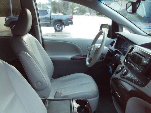 Used 2017 Toyota Sienna XLE w/ XLE Navigation Package FWD image 16