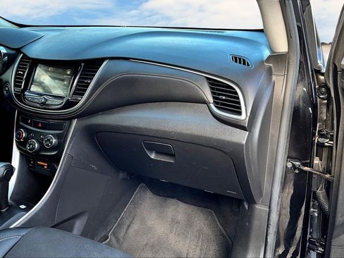 Used 2019 Chevrolet Trax LT w/ LT Convenience Package image 18