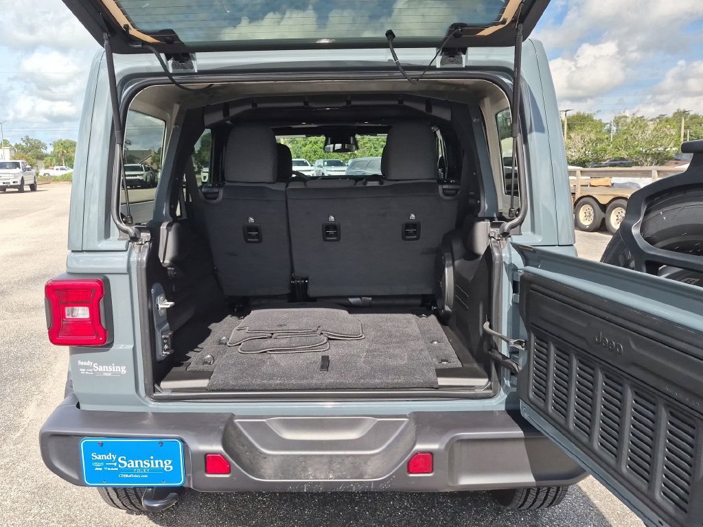 Used 2026 Jeep Wrangler Unlimited Sahara AWD/4WD image 30