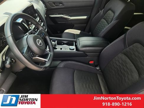 Used 2025 Nissan Pathfinder SV AWD/4WD image 14