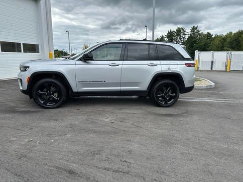 Used 2023 Jeep Grand Cherokee Altitude AWD/4WD image 2
