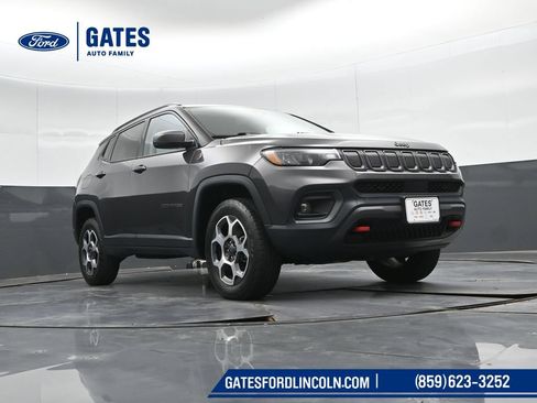 Used 2022 Jeep Compass Trailhawk w/ Trailhawk Convenience Group AWD/4WD image 37