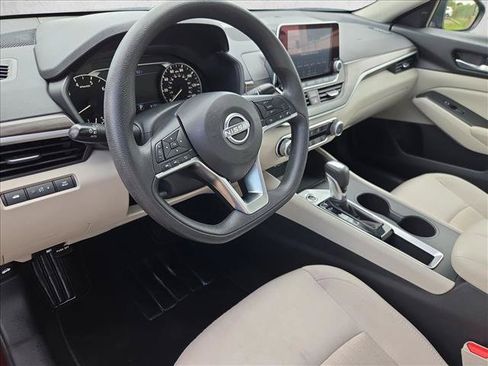 Used 2025 Nissan Altima 2.5 SV FWD image 10