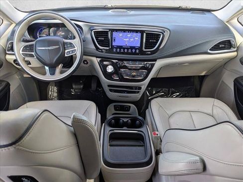 Used 2017 Chrysler Pacifica Platinum FWD image 18