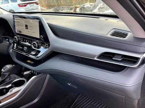 Used 2025 Toyota Highlander Platinum image 17