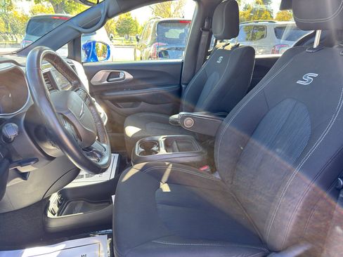 Used 2020 Chrysler Pacifica Touring w/ S Appearance Package image 16