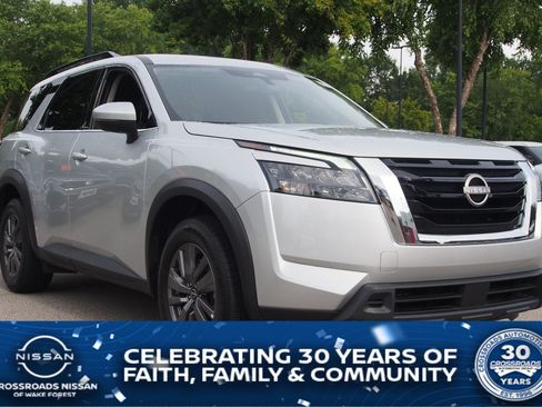 Used 2025 Nissan Pathfinder SV FWD image 1