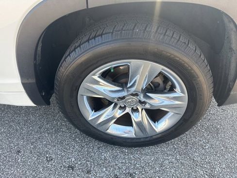 Used 2014 Toyota Highlander Limited image 12