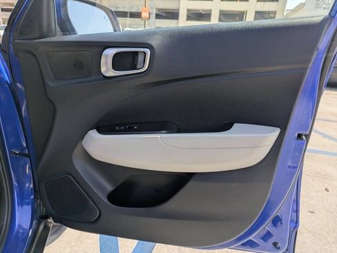Used 2025 Hyundai Venue SEL FWD image 30