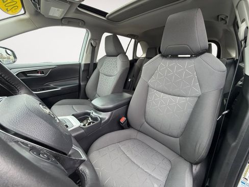 Used 2021 Toyota RAV4 XLE w/ Convenience Package image 16