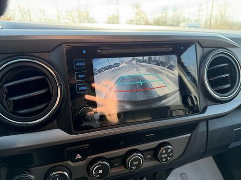 Used 2019 Toyota Tacoma TRD Sport image 19